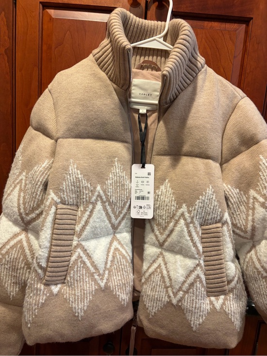 Varley Jackets & Blazers - Varley Beige & White Geometric Puffer Jacket